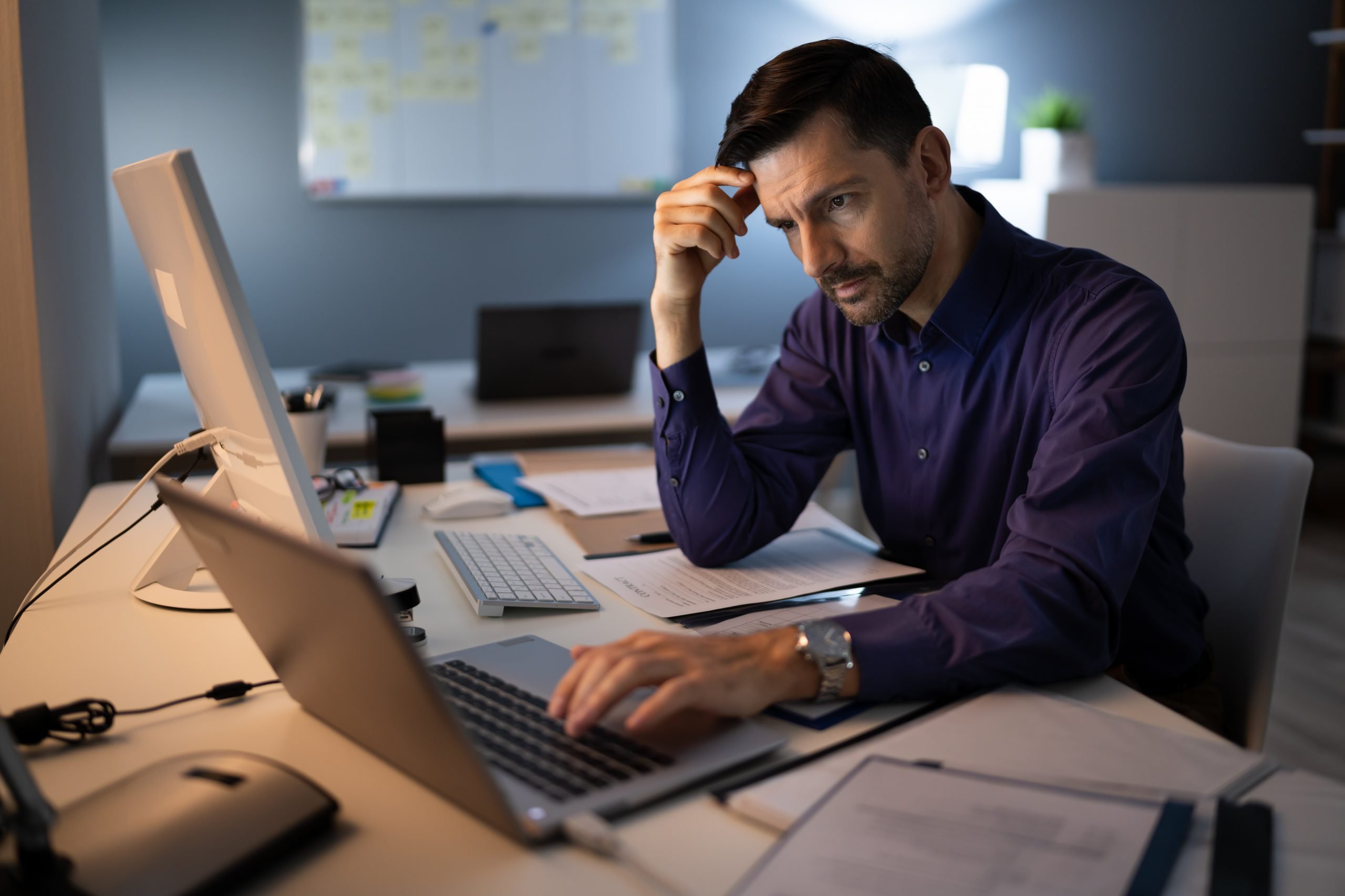 Sintelix user performing email analysis